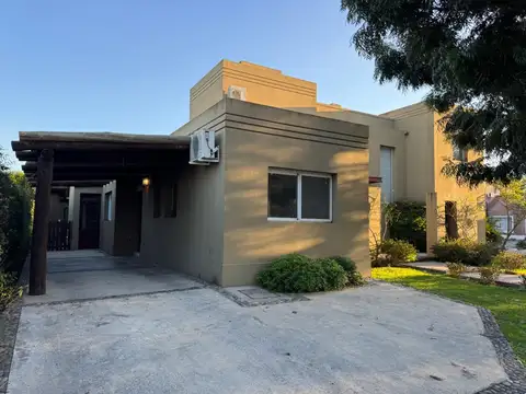 Casa en Alquiler con 4 cocheras
