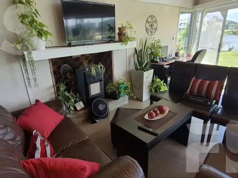 Casa en Alquiler con 4 cocheras