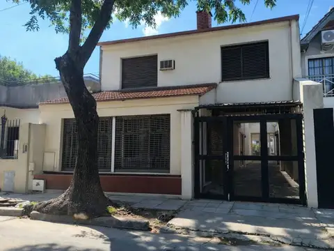 VENTA CASA 4 AMBIENTES MULTIFAMILIAR COCHERA