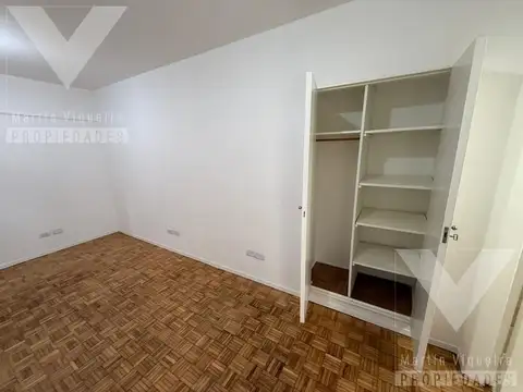 Departamento en alquiler con patio y cocina separada. Impecable