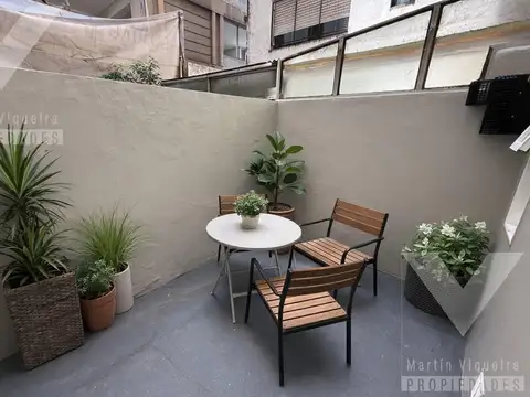Departamento en alquiler con patio y cocina separada. Impecable
