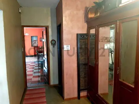 Casa 8 ambientes con 4 baños