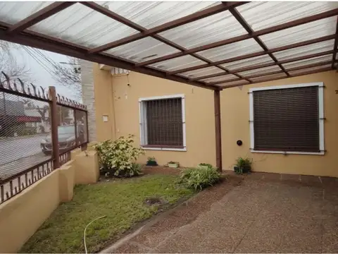 Casa 6 ambientes con 2 baños