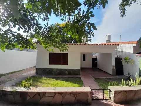 VENDO IMPORTANTE CHALET EN PLENO CENTRO DE ESQUINA 