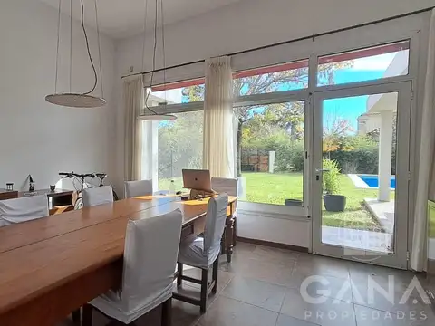 Casa 8 ambientes con 3 baños