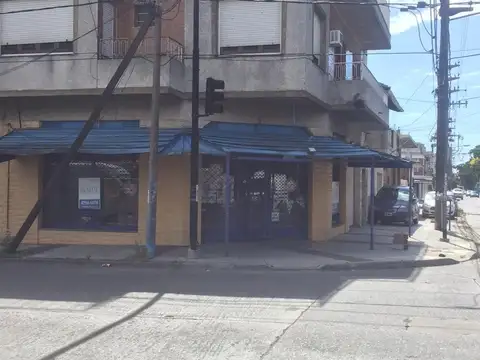Local en esquina comercial con alto transito vehicular