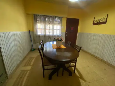 Casa 6 ambientes con 2 baños