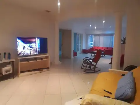 Casa 6 ambientes con 5 baños