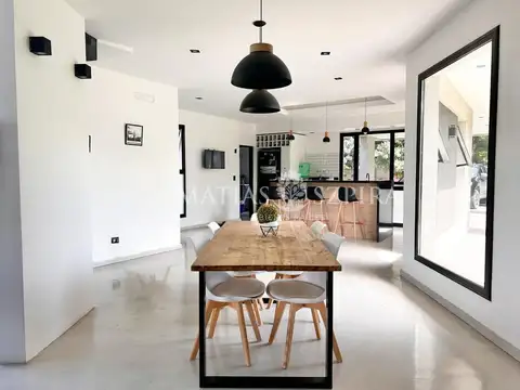 Casa en Venta con 4 cocheras