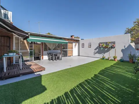 Casa de 3 ambientes con deposito y cochera para 2 autos. VENTA. Villa Urquiza