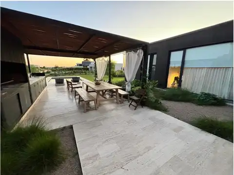 Casa 4 ambientes con 3 baños