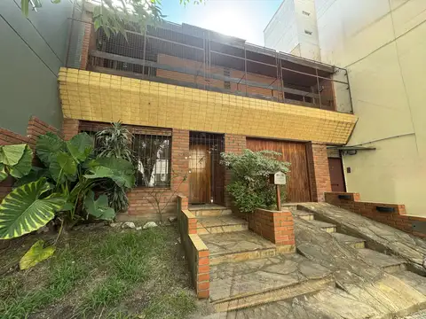 Casa Venta Núñez de 214 m² en dos plantas gran Patio y Terraza. Al Frente. Entrada Independiente. Cochera