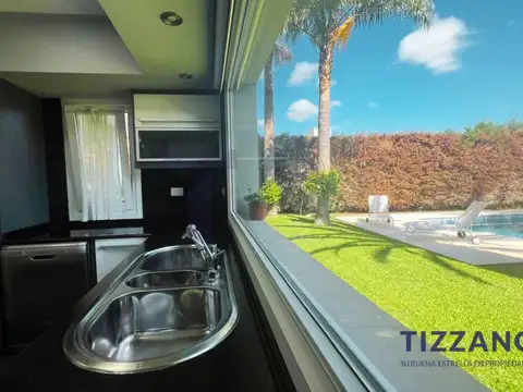 Casa en Alquiler con 6 cocheras