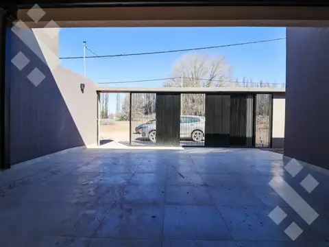 Venta casa con pileta B° La Consuelo Centenario Apta credito hipotecario