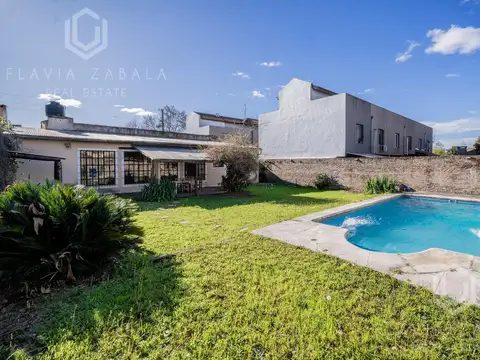 OPORTUNIDAD! Venta casa de siete ambientes con jardín, pileta, garaje y depósito en Bella Vista