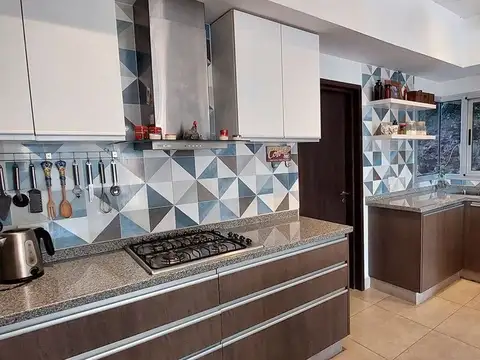 Casa 6 ambientes con 3 baños