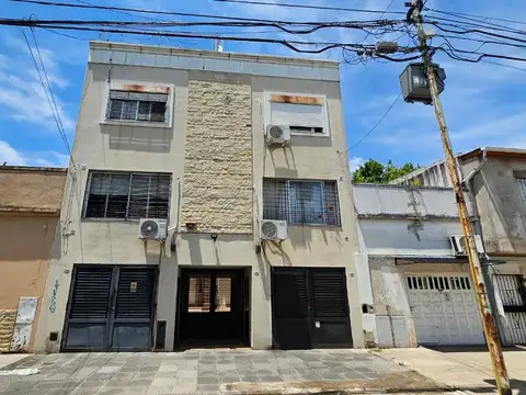 VENTA PH 2 AMBIENTES AMPLIO CON PATIO CABA