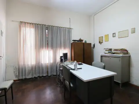 CASA EN VENTA LANUS INMEJORABLE UBICACION .