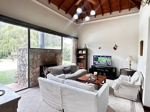 Casa en Venta con 2 cocheras