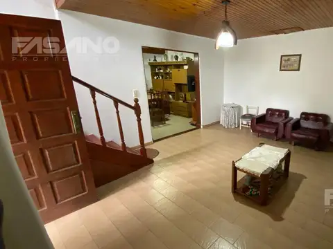 CHALET DE 4 AMBIENTES EN ESQUINA SOBRE LOTE PROPIO EN PUNTA MOGOTES