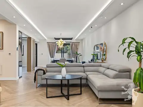 Casa en Venta con 2 cocheras