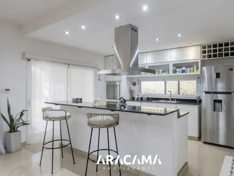 Casa en Venta con 2 cocheras