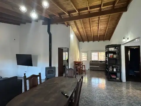 Casa 4 ambientes con 2 baños