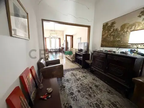 OPORTUNIDAD EN PLENO CENTRO DE VENADO TUERTO - CASA A RECICLAR CON LOTE DE GRAN DIMENSION + PILETA