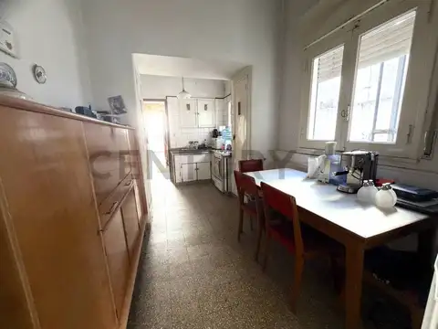 OPORTUNIDAD EN PLENO CENTRO DE VENADO TUERTO - CASA A RECICLAR CON LOTE DE GRAN