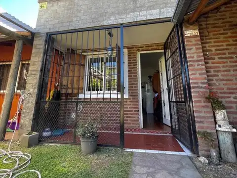 VENTA - CASA 4 AMB - PILETA - FONDO LIBRE - VILLA UDAONDO