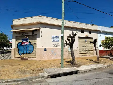 CASA EN ESQUINA, 1 DORMITORIO + PATIO + TERRAZA + LOCAL