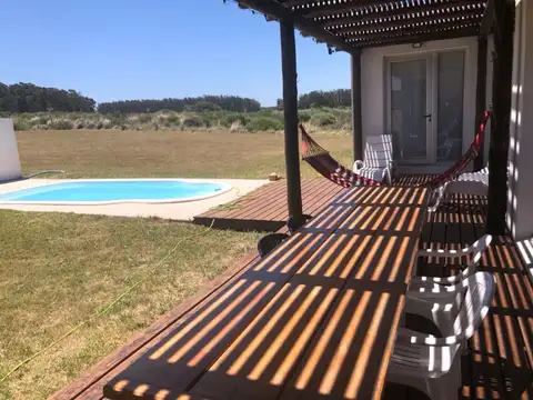 Venta - Casa de cuatro dormitorios, pileta y cochera en la costa de Rocha, Uruguay