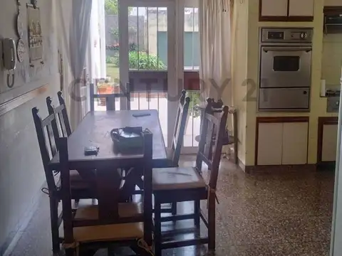 Plaza España entre 7 y diagonal 112. Venta Casa 5 ambientes.