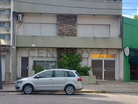 Plaza España entre 7 y diagonal 112. Venta Casa 5 ambientes.