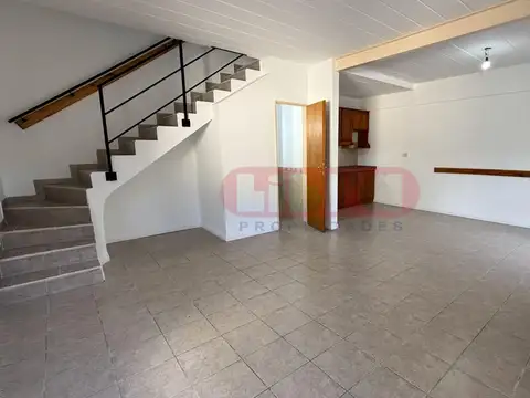 Duplex 4 amb en venta con cochera y patio Munro.