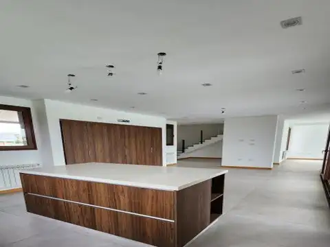 Casa 6 ambientes con 3 baños