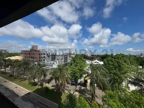 Departamento semipiso de dos dormitorios con balcón en venta en La Plata