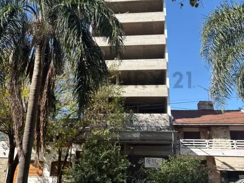 Departamento semipiso de dos dormitorios con balcón en venta en La Plata