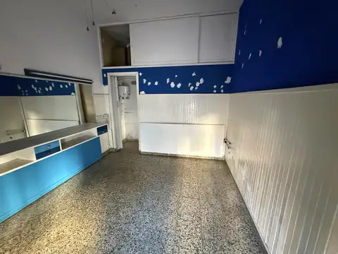 LOCAL CON PERSIANA Y VIDRIERA - EXCELENTE UBICACION