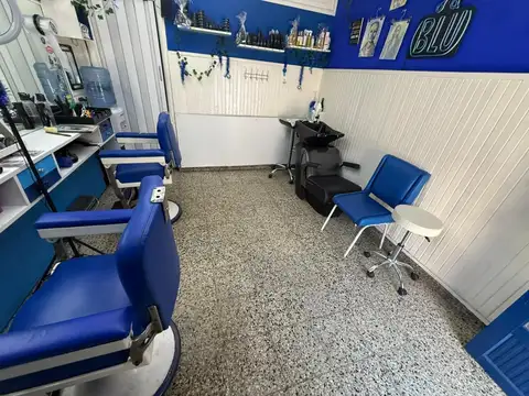 LOCAL CON PERSIANA Y VIDRIERA - EXCELENTE UBICACION