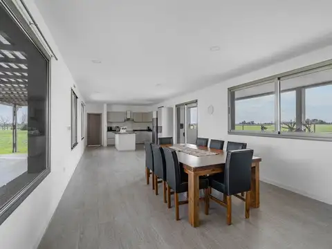 Casa 8 ambientes con 2 baños