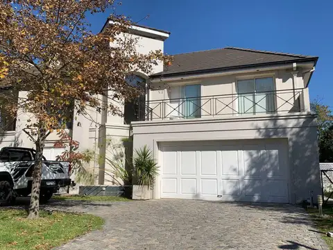 Casa en venta en Ayres De Pilar sobre lote interno central