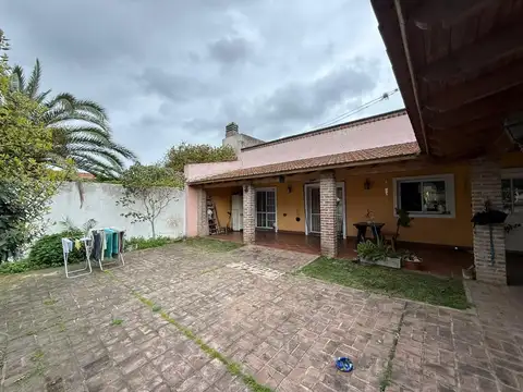 Casa en alquiler sobre amplio lote en Quilmes