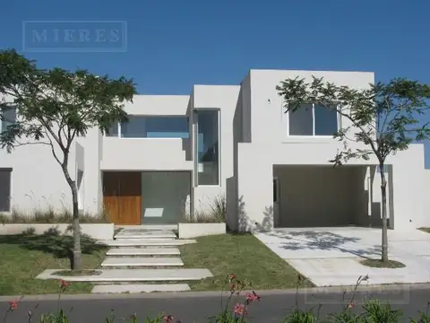 Casa en venta con renta en lote interno en El Golf, Nordelta
