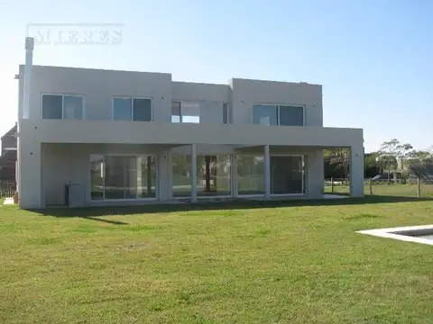 Casa en venta con renta en lote interno en El Golf, Nordelta
