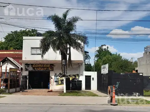 Propiedad a la venta 2 locales, departamento y un amplio terreno