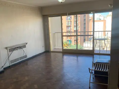 SE VENDE DEPTO 3 DOR AMPLIO Y LUMINOSO CON BALCON, COCHERA Y BAULERA - AV COLON