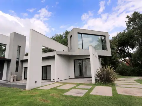 VENTA CASA 5 AMB. LOTE VISTA AL GOLF 1700 M2