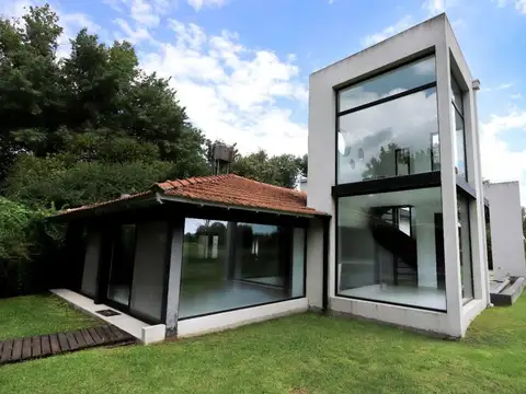 Casa en Venta con 3 cocheras