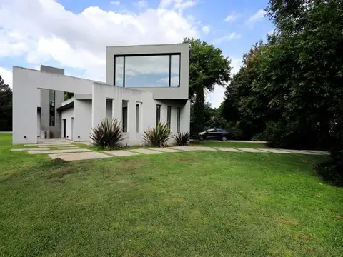 VENTA CASA 5 AMB. LOTE VISTA AL GOLF 1700 M2